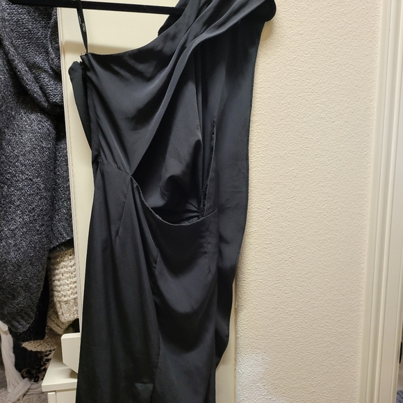 One shoulder dress - Picture 2 of 3
